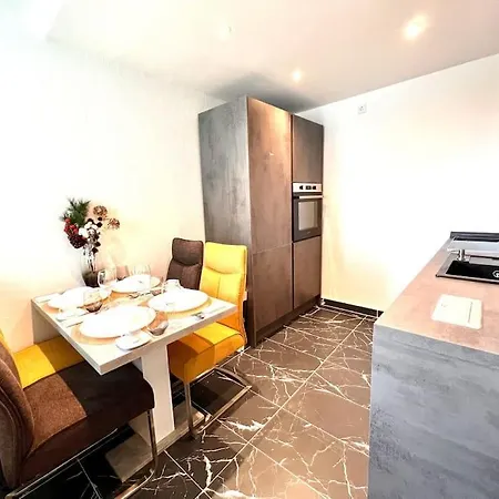 Living Solution 24 Apartman *